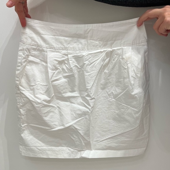 White skirt with full line zipper in the back - Picture 3 of 6